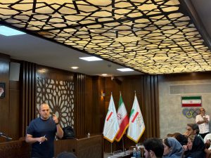 بازیکنان و داوران تنیس در زمین